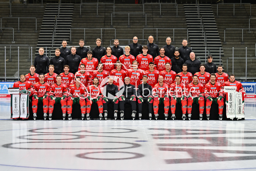 Augsburger Panther 2025/26 | Mannschaftsfoto der Augsburger Panther der Saison 2025/26 Vordere Reihe von links:Michael Garteig, Thomas Schemitsch, Cody Kunyk, T.J. Trevelyan, Anthony Louis, Assistenztrainer Thomas Dolak, Cheftrainer Bill Peters, Torwarttrainer Dennis Endras, Maximilian Renner, Ryan Button, Madison Bowey, Alexandre Grenier, Peyton Jones Zweite Reihe von links:Moritz Elias, Florian Elias, Kyle Mayhew, D.J. Busdeker, Joseph Cramarossa, Tim Wohlgemuth, Moritz Wirth, Fabrizio Pilu, Alexander Blank, Riley Damiani, Enrico Henriquez, Luco Tosto Dritte Reihe von links:Teammanager Markus Keller, Athletiktrainer Adrian Schelenz, Skills &amp; Video Coach Mika Wendell, Lasse Dietzschold, Christian Hanke, Sebastian Zwickl, Liron Pellizzari, Leon van der Linde, Betreuer Myles Holloway, Betreuer Marco Nachrichter, Zahnärztin Dr. Roswitha Merk Obere Reihe von links:Physiotherapeut Oliver Rönsch, Physiotherapeut Sebastian Lindermayr, Physiotherapeut Samuel Sepp, Physiotherapeut Ferdinand Merckx, Physiotherapeut Alexander Ablaß, Sportmediziner Dr. Jens-Ulrich Otto, Sportmediziner Dr. Karsten Bogner, Allgemeinmediziner Dr. Karl Golczyk / Media Day Augsburger Panther: Curt-Frenzel Stadion am 06.08.2025