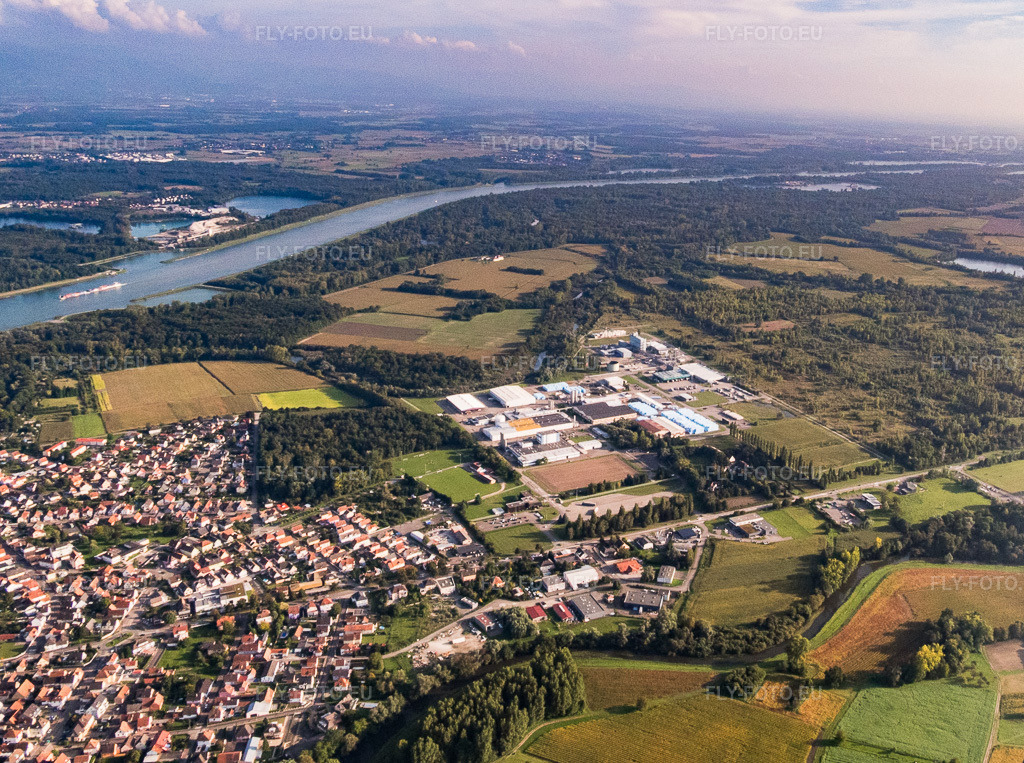 Vue aérienne: Zone industrielle du Mülrhein avec Ravaga Building Solutions, CORTEVA et Transcendia à Drusenheim dans le département Bas Rhin, France – .Photo: P1000950.jpg prise le 15/09/2014 par Werner Riehm/FLY-FOTO.eu – Résolution de l'original: 4182 x 3117 px – RAVAGOBUILDINGSOLUTIONS.COM – Corteva Agriscience™ | Global – Drusenheim, France | Transcendia