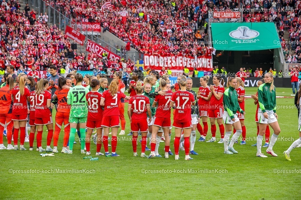 xKWIx14052601156 | 2026.05.14, xkwix, Fußball, Finale DFB-Pokal Frauen, VfL Wolfsburg -  FC Bayern München, Saison 2025 2026, Rhein-Energie-Stadion in Köln: Die Muenchnerinnen stehen Spalier fuer die Wolfsburgerinnen DFB regulations prohibit any use of photographs as image sequences and or quasi-video. Photo: xKamilxWilkowskixPressefotoKochx