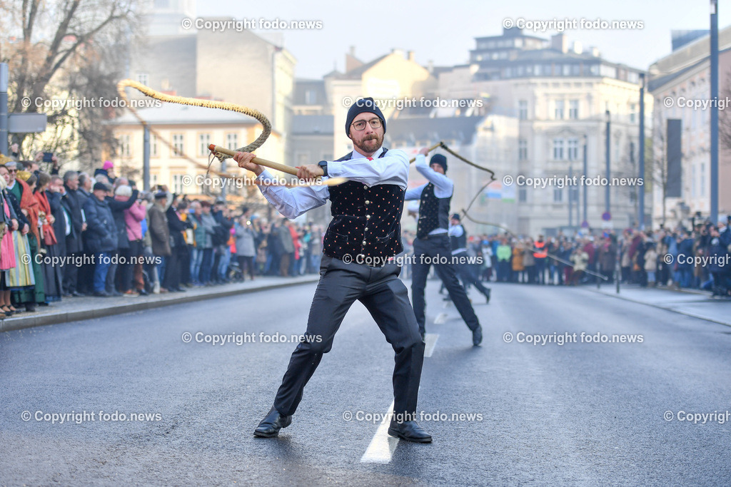 Aperschnalzen 2023_ Neujahrschnalzen_ Turmblaeser_ Promenade_ Landhaus Linz_ 01.01.2023-10 | 01.01.2023, Promenade Linz, AUT, Landhaus im Bild Neujahrschnalzen 2023, Turmblaeser, Prangerschuetzen, Trachtenverein Altstaedter Bauerngmoa, Aperschnalzen 