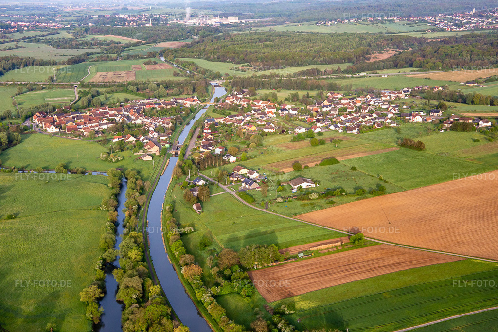 Luftbild: Ortsansicht von Nordosten in Herbitzheim im Bundesland Bas-Rhin in Frankreich. Foto: IMG_140541.jpg vom 01.05.2024 durch Werner Riehm/FLY-FOTO.de