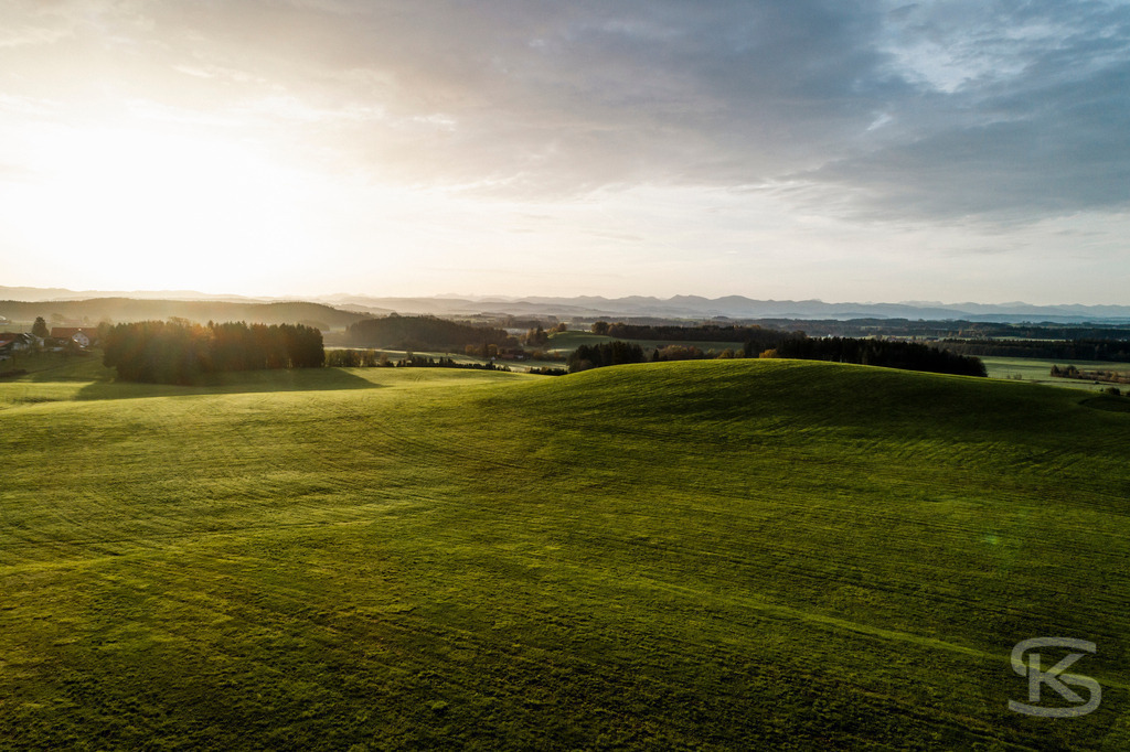 Wunderschöne Allgäu-Landschaft aus der Luft – Hügel, Wälder und Alpenpanorama | Atemberaubende Luftaufnahme des Allgäus mit sanften Hügeln, dichten Wäldern und Alpenblick. Idylle, Weite und Natur pur – perfekt für Tourismus & Inspiration. - Realisiert mit Pictrs.com