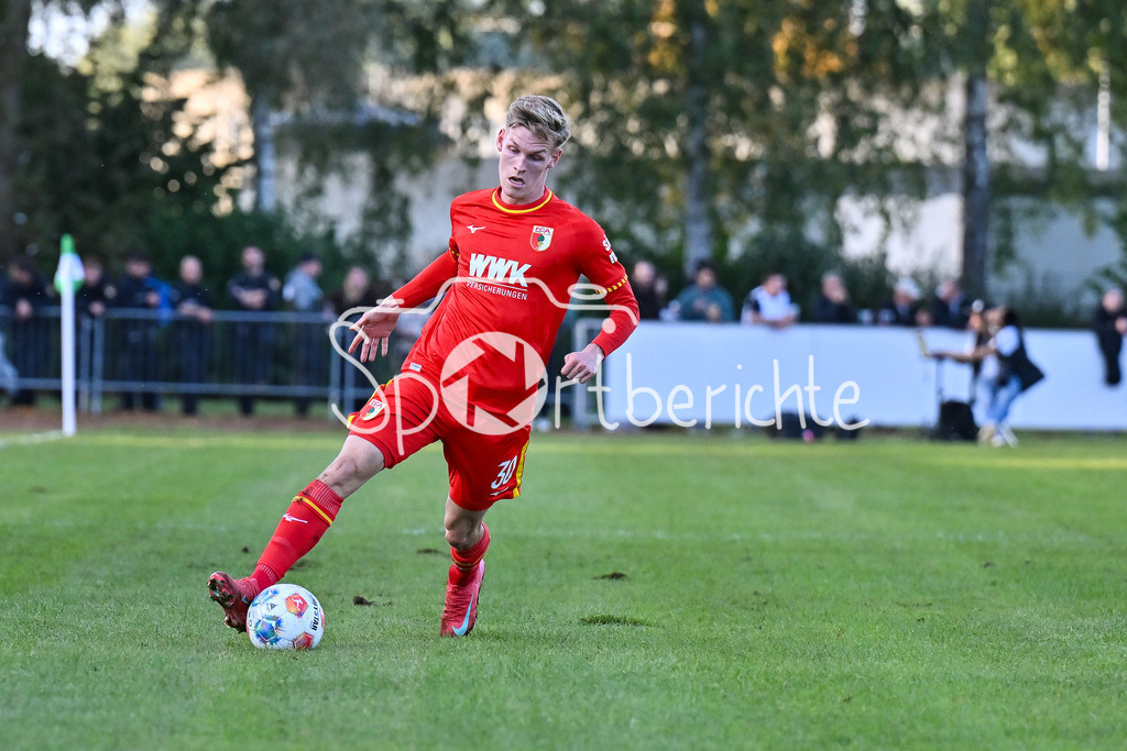 FC Augsburg - SSV Ulm 1846 Fussball | am BAll Anton KADE (FC Augsburg 30) / Einzelfoto / Freisteller / Testspiel: FC Augsburg - SSV Ulm 1846 Fussball; TSV Burgau Sportzentrum am 08.10.2025