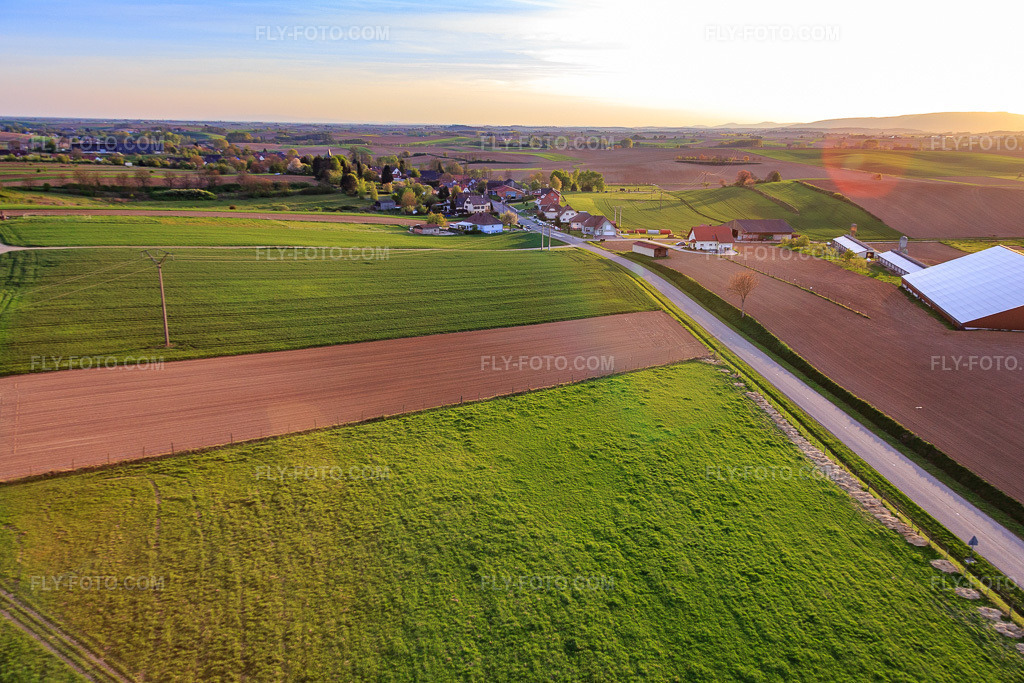 Aerial view: View of the town from the northeast in Siegen in the state Bas-Rhin, France. – Photo: IMG_078023.jpg taken on 04/24/2015 by Werner Riehm/FLY-FOTO.com – Resolution of the original: 5472 x 3648 px