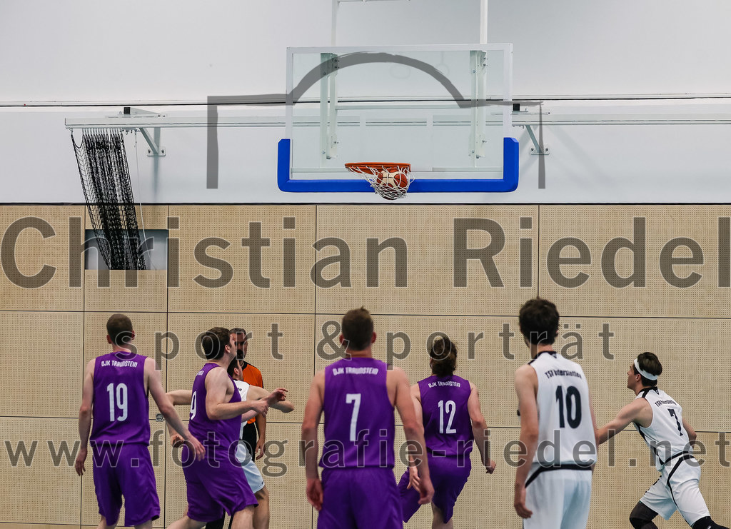 2022-05-01_005_TSV_Vaterstetten_gegen_DJK_Traunstein | Vaterstetten, Deutschland, 01.05.2022:
Basketball, Aufstiegsrunde zur Bayernliga 2021 / 2022, 5. Spieltag, TSV Vaterstetten gegen DJK Traunstein, Endergebnis: 87:79

A. Schatz (DJK Traunstein, #19), C. Ortner (DJK Traunstein, #9), Michael Aicher (DJK Traunstein, #7), D. Berger (DJK Traunstein, #12), Luca Maurice Kohll (TSV Vaterstetten, #10), Bastian Heckner (TSV Vaterstetten, #7)

Foto: Christian Riedel / fotografie-riedel.net