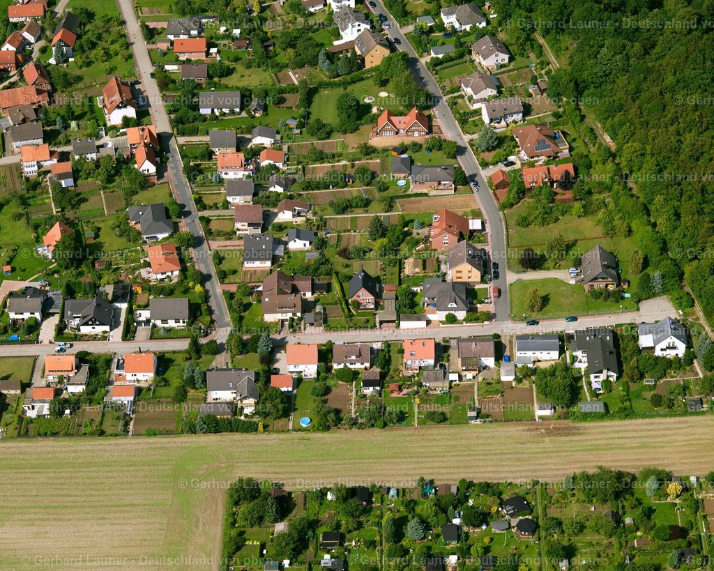 2638761 | STEINLAH 23.08.2006 Landwirtschaftliche Nutzflächen und Feldgrenzen  umsäumen das Siedlungsgebiet des Dorfes in Steinlah im Bundesland Niedersachsen, Deutschland // Agricultural land and field boundaries surround the settlement area of the village  in Steinlah in the state Lower Saxony, Germany Foto: Gerhard Launer