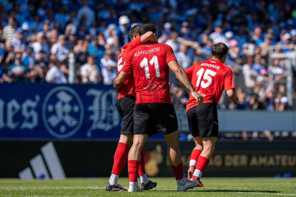 Stuttgarter Kickers vs. SG Sonnenhof Großaspach, Fussball, WFV-Pokal, Finale, 23.05.2026 | Kollektiver Torjubel nach 0:1 durch Michael Kleinschrodt (SG Sonnenhof Großaspach, #11),Stuttgarter Kickers vs. SG Sonnenhof Großaspach, Fussball, WFV-Pokal, Finale, 23.05.2026