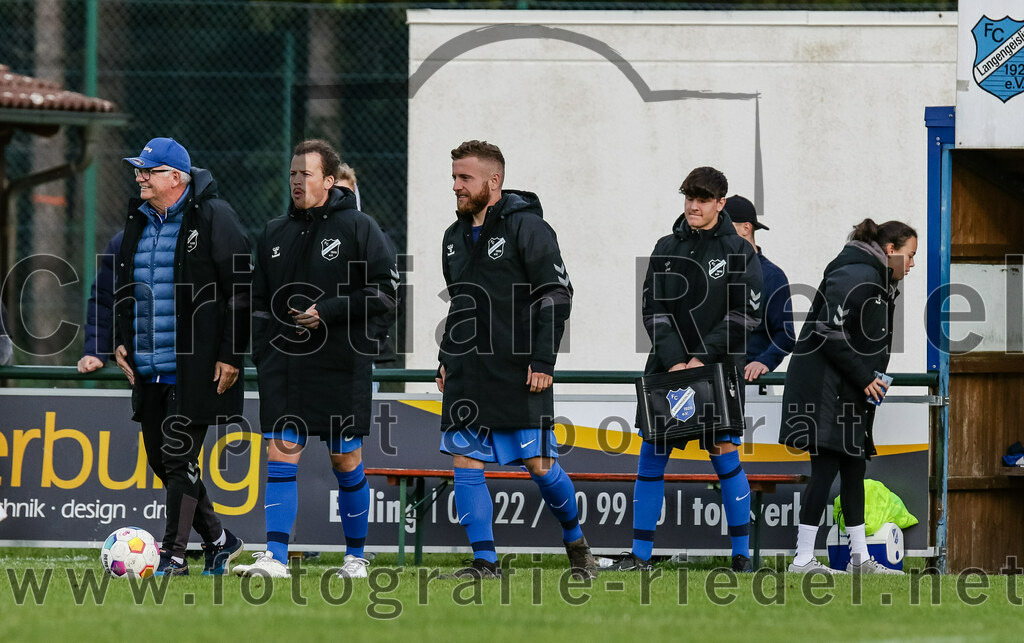 2023-11-04_104_FC_Langengeisling_gegen_VfL_Waldkraiburg | Erding, Deutschland, 04.11.2023:
Fußball, Bezirksliga Oberbayern Ost 2023 / 2024, 16. Spieltag, FC Langengeisling gegen VfL Waldkraiburg, Endergebnis: 2:0

Foto: Christian Riedel / fotografie-riedel.net