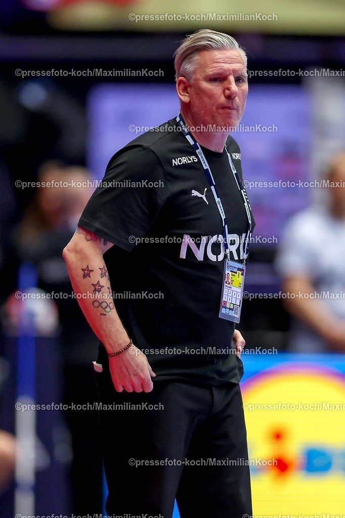 EHF20012602087 | 20.01.2026, Handball, Men's EHF EURO 2026, Dänemark - Portugal, Jyske Bank Boxen in Herning, Dänemark, Preliminary Round:  Headcoach Nikolaj Jacobsen (Denmark #hc) gestikulierend am Spielfeldrand  