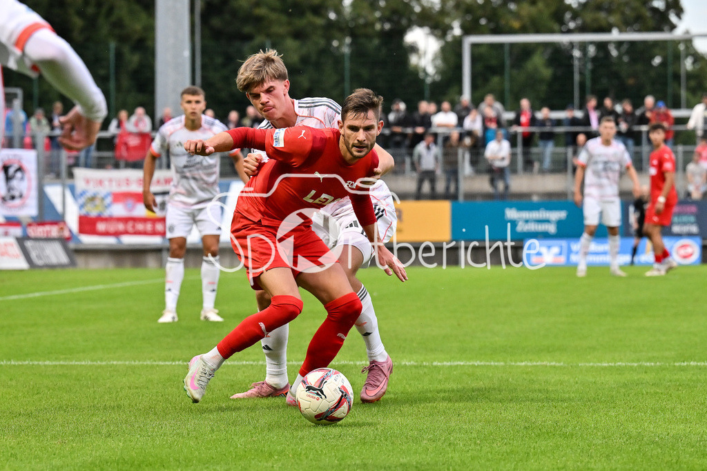 FC Memmingen - FC Bayern Amateure | im Duell Fabian LUTZ (FC Memmingen 8) und Guido Della ROVERE (FC Bayern Muenchen II 10) / Zweikampf / Regionalliga Bayern: FC Memmingen - FC Bayern München II; Arena Memmigen am 29.08.2025