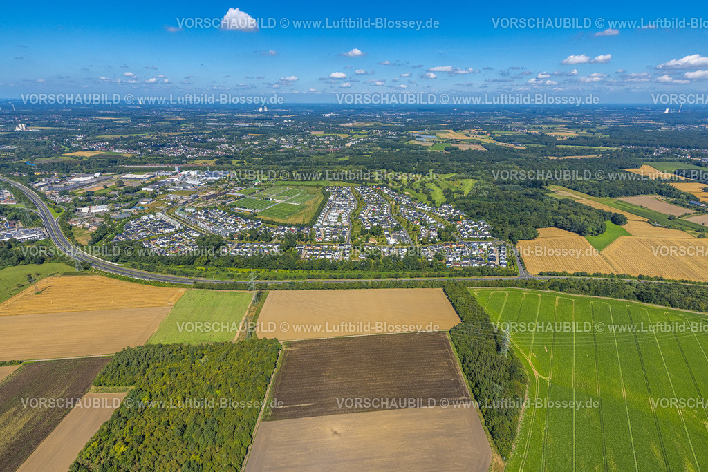 Dortmund240800270 | Luftbild, BVB 09 Borussia Dortmund Trainingszentrum an der Adi-Preißler-Allee, Fußballfelder, Wohnanlage Brackeler Feld Hohenbuschei, hinten der Golfplatz des Royal Saint Barbara's Dortmund Golf Club e.V., Brackel, Dortmund, Ruhrgebiet, Nordrhein-Westfalen, Deutschland