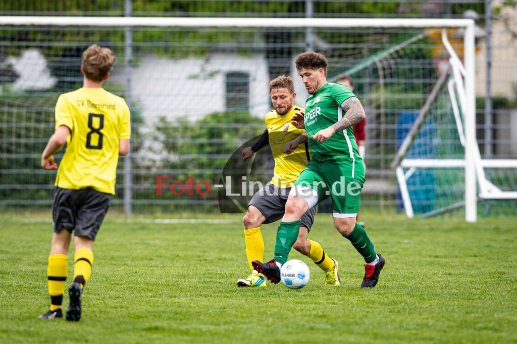 FC Seeshaupt gegen SV Bernried | Fußball A-Klasse Herren Oberbayern Zugspitze Gruppe 5 2025/26, FC Seeshaupt gegen SV Bernried, 20250504,Zweikampf,2025-05-04 in Seeshaupt (Sportplatz Seeshaupt Platz 1), Mario Luna GARCIA (FC Seeshaupt 10), Daniel JAHRE (SV Bernried 14)Copyright: WolfgangxLindner www.foto-lindner.de