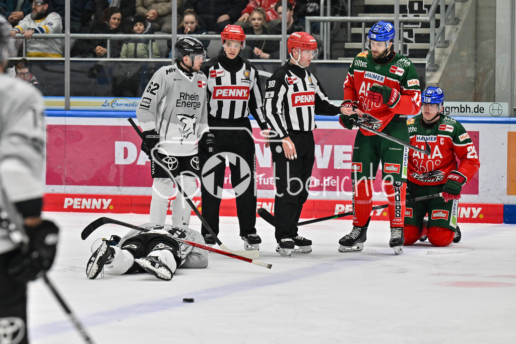 Augsburger Panther - Kölner Haie | Nach einem harten Check von Denis REUL (Augsburger Panther #29) an Josh CURRIE (Koelner Haie #18) sitzt Denis REUL (Augsburger Panther #29) benommen am Boden / DEL: Augsburger Panther - Koelner Haie, Curt Frenzel Stadion am 02.03.2025