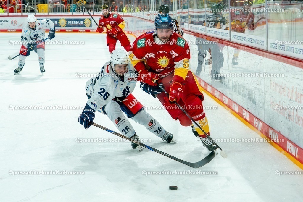 xKKUx26102501045 | 26.10.2025, xydrx, Eishockey, DEL2, Düsseldorfer EG - Blue Devils Weiden, PSD Bank Dome Düsseldorf:  Daniel Schwaiger (Weiden #26)  im Zweikampf gegen Eric Brown (DEG #54) 