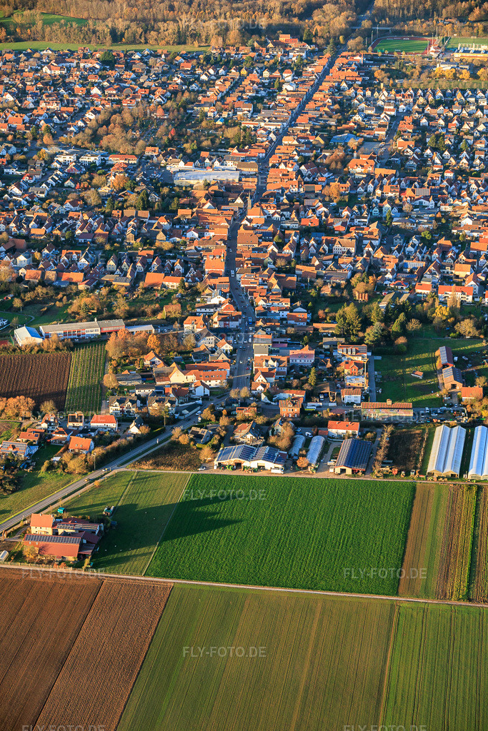 Luftbild: Hauptstraße von Süden in Offenbach an der Queich im Bundesland Rheinland-Pfalz in Deutschland. Foto: IMG_151380.jpg vom 18.11.2025 durch Werner Riehm/FLY-FOTO.de