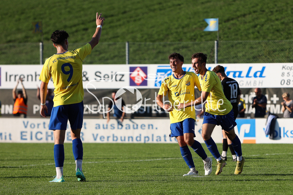 FC Pipinsried - SV Wacker Burghausen | Benedikt WIEGERT (FCP #28) jubelt nach seinem Tor zum 3-1 mit seinen Teamkollegen / Freude / Jubel / Torschuetze