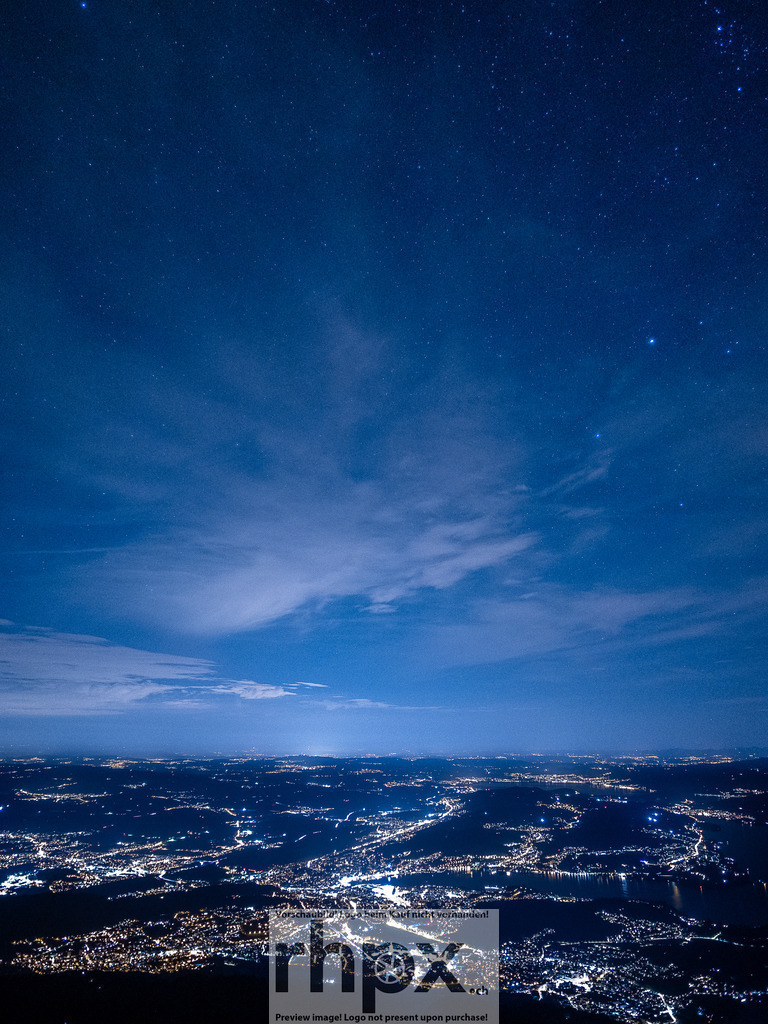 Luzerner Sternennacht | Sterne. Lichter. Weite.Der Blick vom Pilatus offenbart ein glitzerndes Lichtermeer, das sich sanft in die nächtliche Kulisse der Zentralschweiz einfügt. Über der schlafenden Stadt erstreckt sich die unendliche Tiefe eines klaren Sternenhimmels.Wähle unter "Produktauswahl" dein Wunschformat: Vom klassischen Wandbild über Puzzle &amp; Tassen bis zum digitalen Download (z.B. als Handy-Hintergrund). - Realisiert mit Pictrs.com