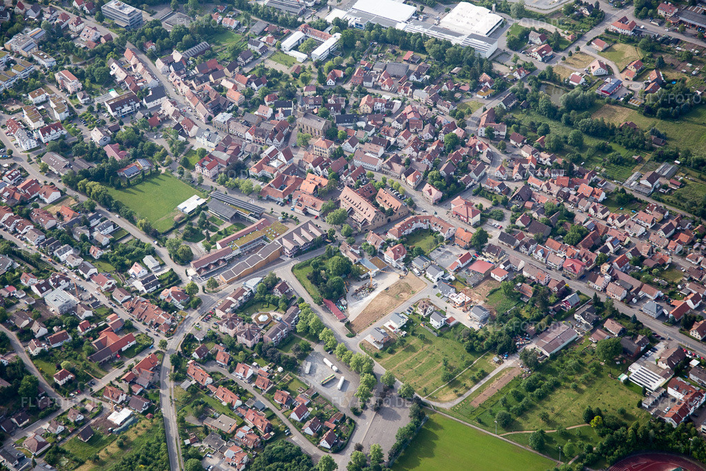 Luftbild: Ortsansicht der Straßen und Häuser der Wohngebiete in Güglingen im Bundesland Baden-Württemberg in Deutschland. Foto: IMG_079959.jpg vom 31.05.2015 durch Werner Riehm/FLY-FOTO.de