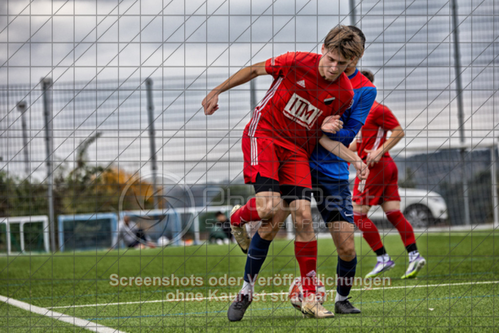 20251012_153750_0147-Bearbeitet | #,SC Uhingen (blau) vs. FTSV Kuchen (rot), Fussball, Kreisliga A3 - Bezirk Neckar/Fils, 08. Spieltag, Saison 2025/2026, Kunstrasenplatz, Haldenberg Stadion, Panoramastraße,73066 Uhingen, 12.10.2025 - 15:00 Uhr,Foto: PhotoPeet-Sportfotografie/Peter Harich