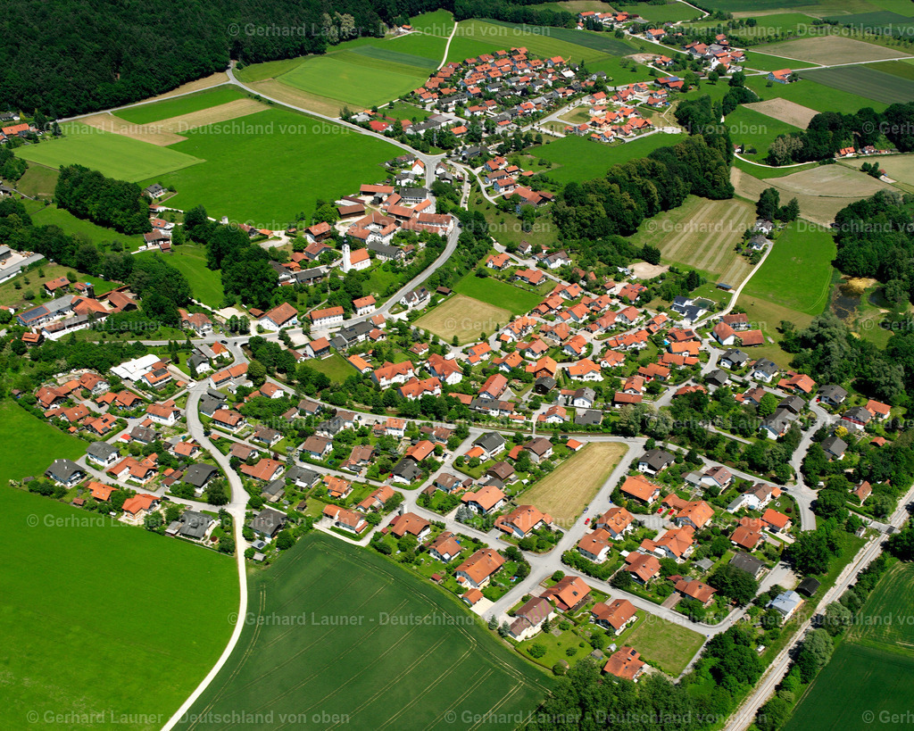 2600639 | PERACH 09.06.2006 Wohngebiet einer Einfamilienhaus- Siedlung  in Perach im Bundesland Bayern, Deutschland // Single-family residential area of settlement  in Perach in the state Bavaria, Germany Foto: Gerhard Launer