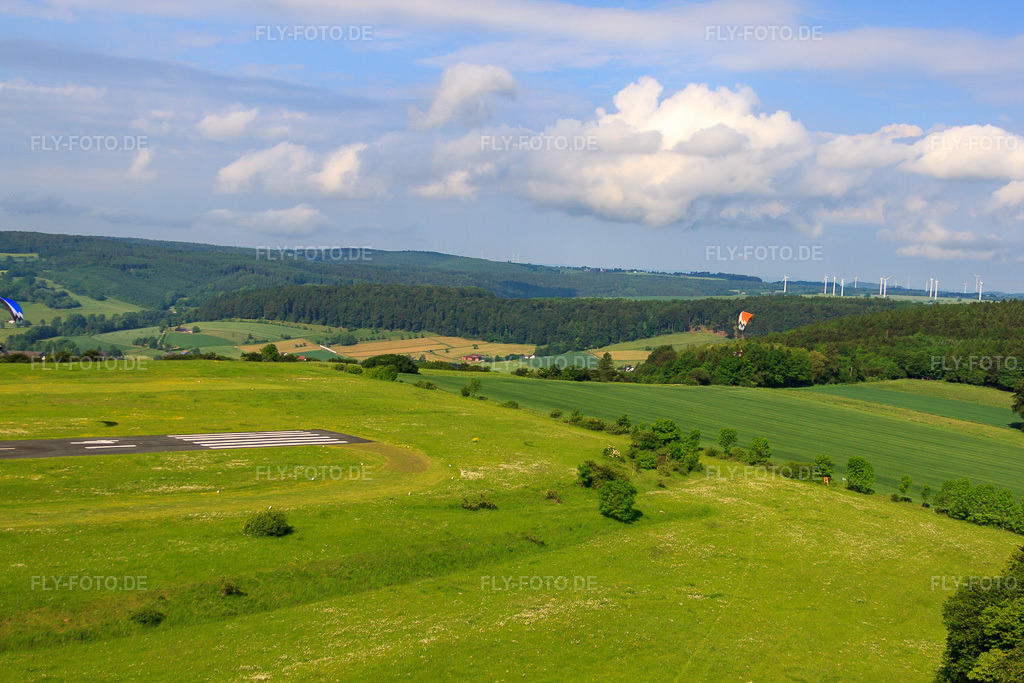 Luftbild: Fallschirmspringerwiese des Flugplatz Höxter-Holzminden (EDVI) im Ortsteil Albaxen in Höxter im Bundesland Nordrhein-Westfalen in Deutschland. Foto: IMG_65263.jpg vom 24.05.2014 durch Werner Riehm/FLY-FOTO.deWWW.FLUGPLATZ-HX.DE