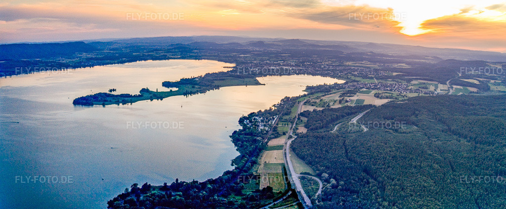 Luftbild: Blick über den Untersee zur Halbinsel Mettnau am Abend aus Osten in Radolfzell am Bodensee im Bundesland Baden-Württemberg in Deutschland. – Foto: IMG_11456-Bearbeitet.jpg vom 04.07.2008 durch Werner Riehm/FLY-FOTO.de – Auflösung des Originals: 5068 x 2091 px