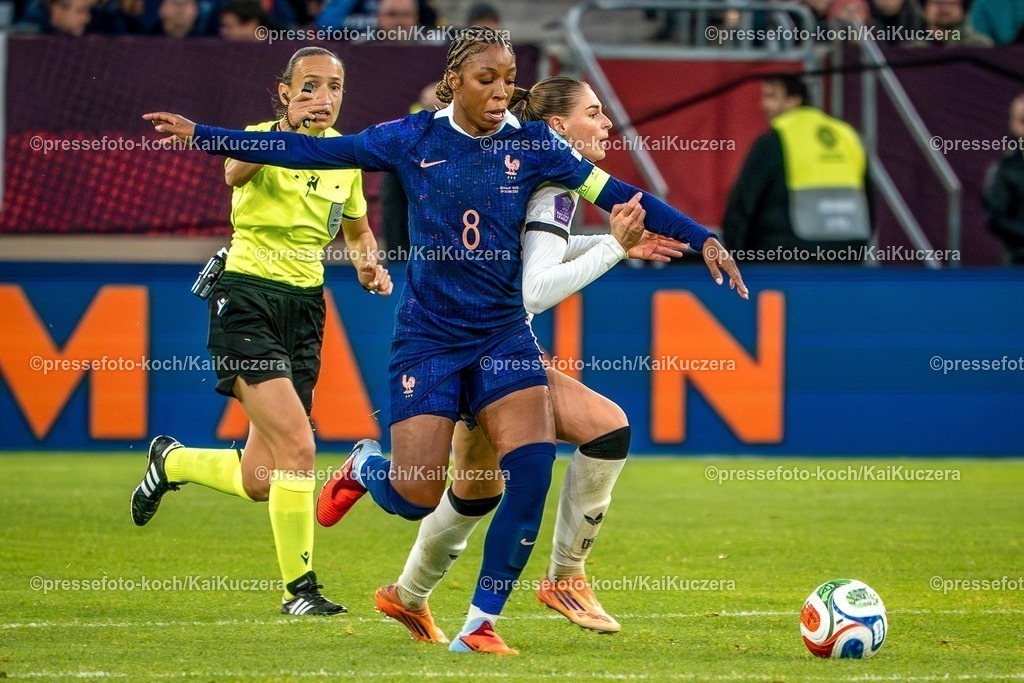 xKKUx24102501062 | 24.10.2025, xkkux, Fußball, UEFA Women s Nations League Halbfinale, Saison 2025/2026, Länderspiel Hinspiel in der MERKUR SPIEL-ARENA Düsseldorf, Grace Geyoro (FRA #08) im Zweikampf gegen  Jule Brand (GER #22) 