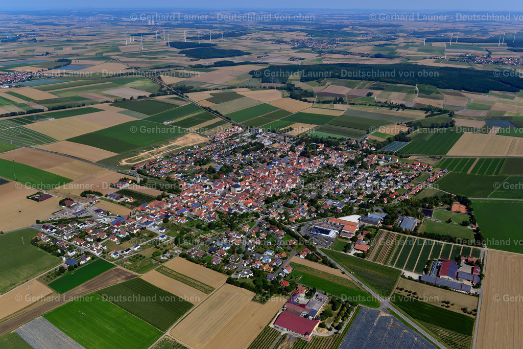 3650256 | BERGTHEIM 31.08.2016 Stadtgebiet mit Außenbezirken und Innenstadtbereich am Rand von landwirtschaftlichen Feldern und Ackerflächen in Bergtheim im Bundesland Bayern, Deutschland // Urban area with outskirts and inner city area on the edge of agricultural fields and arable land in Bergtheim in the state Bavaria, Germany Foto: Gerhard Launer