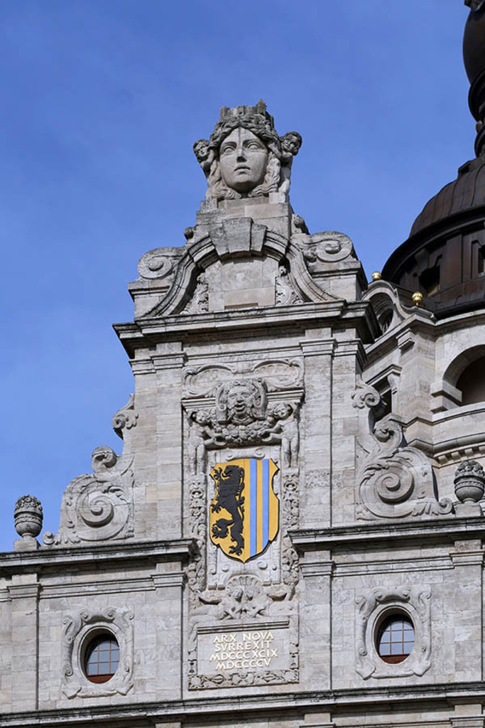 Bildlexikon Leipzig - Neues Rathaus - Steinernes Stadtwappen mit der Inschrift: Arx nova surrexit - Eine neue Burg entstehe | Das Team hinter BILDLEXIKON LEIPZIG bündelt historische wie aktuelle Informationen über die Stadt Leipzig in Text und Bild auf einer Plattform und stellt diese der interessierten Öffentlichkeit zur Verfügung.