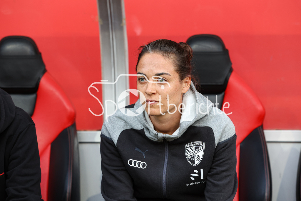 FC Ingolstadt - SV Waldhof Mannheim | FC Ingolstadt Trainerin Sabrina WITTMANN vor der Partie auf der Bank der Hausherren / Einzelfoto / Freisteller