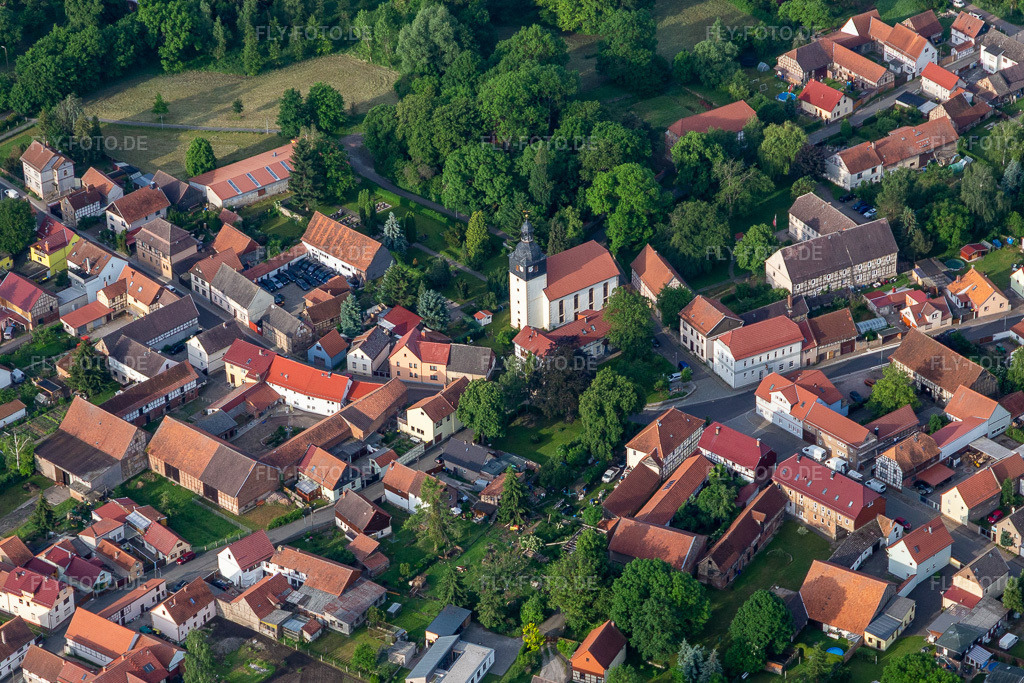 Luftbild: Kirchengebäude St. Vitus in Brüheim im Ortsteil Brüheim in Nessetal im Bundesland Thüringen in Deutschland. Foto: IMG_007633.jpg vom 15.06.2021 durch Werner Riehm/FLY-FOTO.de