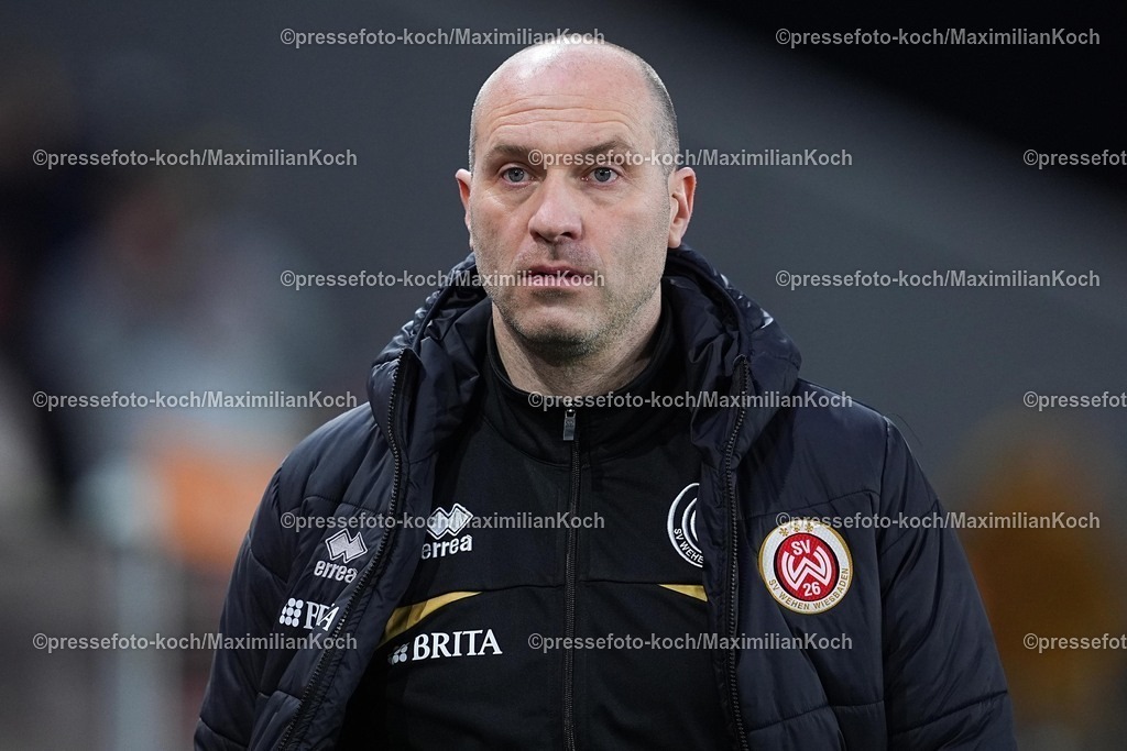 xYDRx01022601008 | 01.02.2026, xydrx, Fußball, 3.Liga, Rot-Weiss Essen - SV Wehen Wiesbaden, Saison 2025 2026, Stadion an der Hafenstraße: Daniel Scherning (Cheftrainer SV Wehen Wiesbaden)   DFB regulations prohibit any use of photographs as image sequences and or quasi-video. Photo: xYannisxDreimannxPressefotoKochx