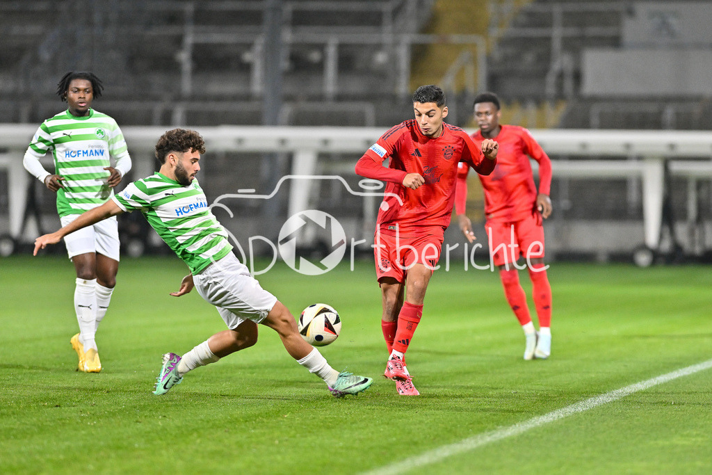 FC Bayern Amateure - SpVgg Greuther Fürth II | im Duell Kenan AYDIN (Spvgg #13) und Davide Dell´ERBA (FC Bayern München II #3) / Zweikampf / Regionalliga Bayern: FC Bayern Muenchen II - SpVgg Greuther Fuerth II, Gruenwalder Stadion am am 29.10.2024