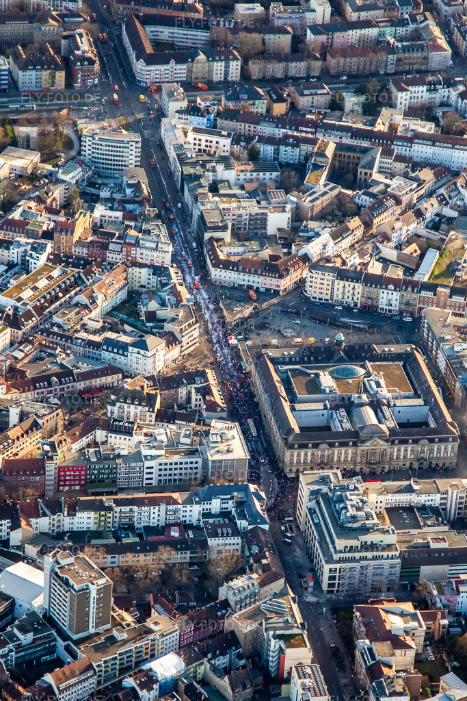 Luftbild: Kehraus beim Faschingsumzug in der Karlstraße im Ortsteil Innenstadt-West in Karlsruhe im Bundesland Baden-Württemberg in Deutschland. Foto: IMG_135967.jpg vom 21.02.2023 durch Werner Riehm/FLY-FOTO.de
