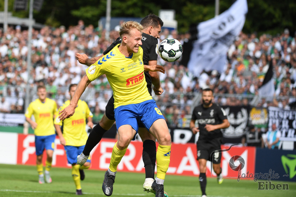SV Atlas-Delmenhorst-Borussia Mönchengladbach | DFB-Pokal 1. Runde;SV Atlas Delmenhorst (gelb)-Borussia Mönchengladbach (schwarz) am 17.08.2025 in Oldenburg (Marschweg-Stadion), Photo: Philip Eiben 2025 - Realisiert mit Pictrs.com