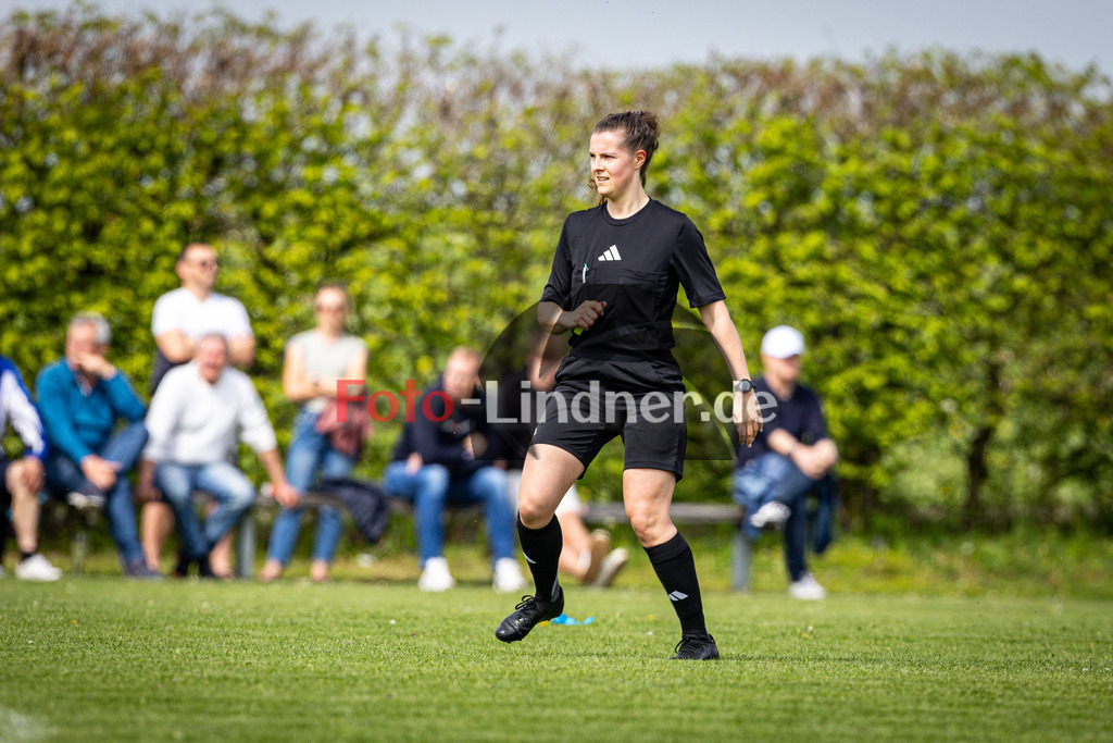 ASV Eglfing gegen SV Haunshofen | Fußball Kreisklasse Herren Oberbayern Zugspitze Gruppe 3 2025/26, ASV Eglfing gegen SV Haunshofen, 20250427,,2025-04-27 in Eglfing (Sportanlage Eglfing), SchiedsrichterinCopyright: WolfgangxLindner www.foto-lindner.de
