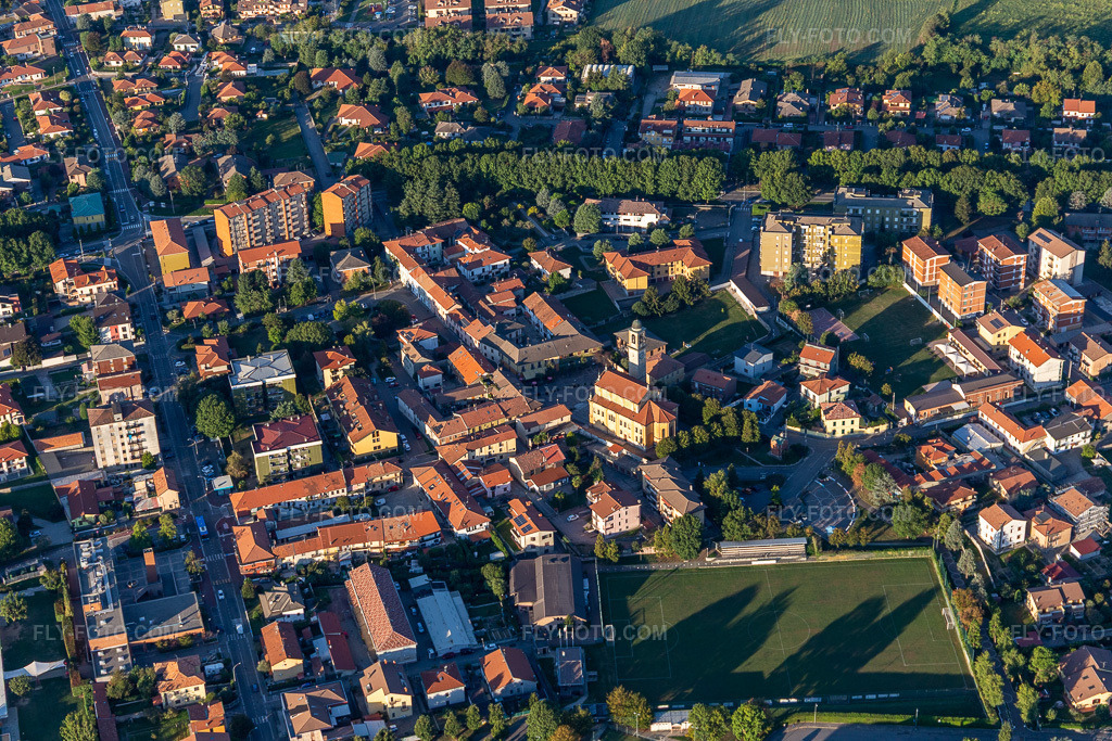 Aerial view: Church of the Parish of San Gregorio in Basiano in the state Lombardy, Italy. – Photo: IMG_134509.jpg taken on 09/19/2022 by Werner Riehm/FLY-FOTO.com – Resolution of the original: 5472 x 3648 px