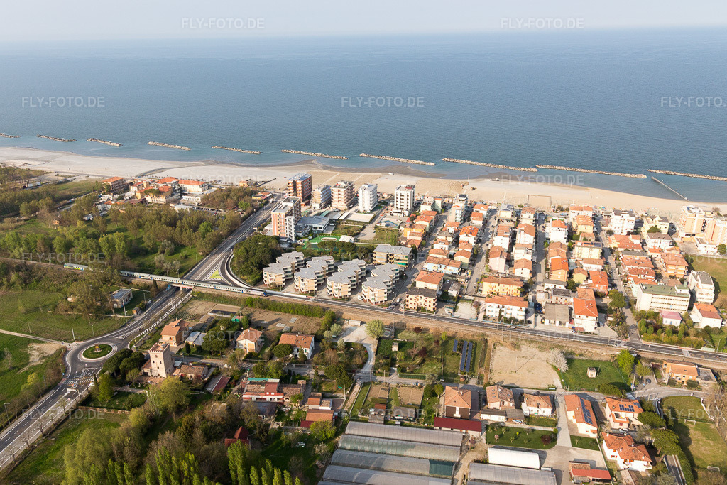 Luftbild: Ortsansicht in Torre Pedrera im Bundesland Emilia-Romagna in Italien. Foto: IMG_098419.jpg vom 05.04.2017 durch Werner Riehm/FLY-FOTO.de
