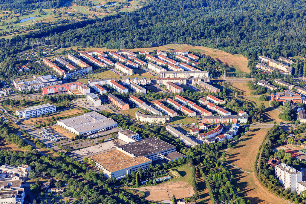 Luftbild: Wilhelm-Leuschner-Straße im Ortsteil Oberreut in Karlsruhe im Bundesland Baden-Württemberg in Deutschland. Foto: IMG_083892.jpg vom 26.07.2015 durch Werner Riehm/FLY-FOTO.de