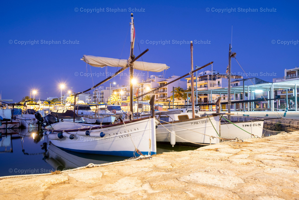 Port de Pollença, Mallorca | Spanien, Mallorca: Im Hafen Port de Pollença im Norden Mallorcas haben traditionelle Segelboote angelegt. - Realisiert mit Pictrs.com