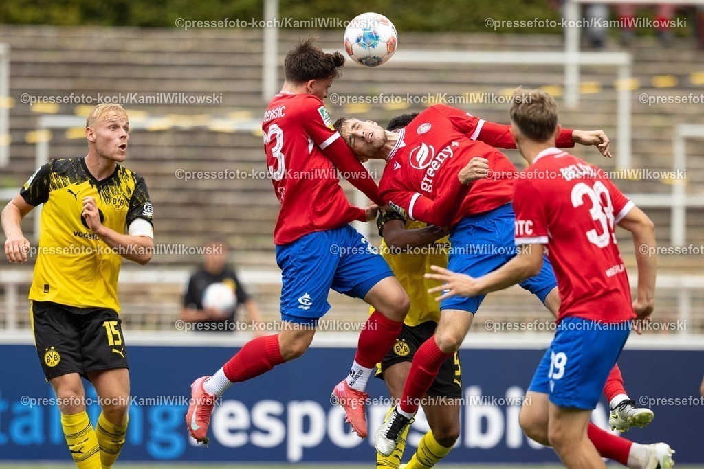 xkwi17082501050 | 17.08.2025, xkwix, Fußball, Regionalliga West, Borussia Dortmund U23 - Wuppertaler SV, Stadion Rote Erde: Levin Müller (Wuppertaler SV #22) und xww23 beim Kopfball