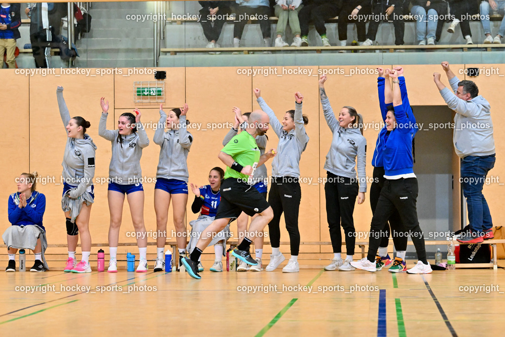 SC Ferlach Damen vs. Hypo Niederösterreich 18.11.2023 | Jubel Spielerbank SC Ferlach Damen, Headcoach SC Ferlach Damen Kanjugovic Iva, SENITZA Luisa Marina, KAVALAR Anna-Maria, #12 Segota Helena, Assistentcoach SC Ferlach Damen Buchbauer Wolfgang, WAGNER Patrick Referee