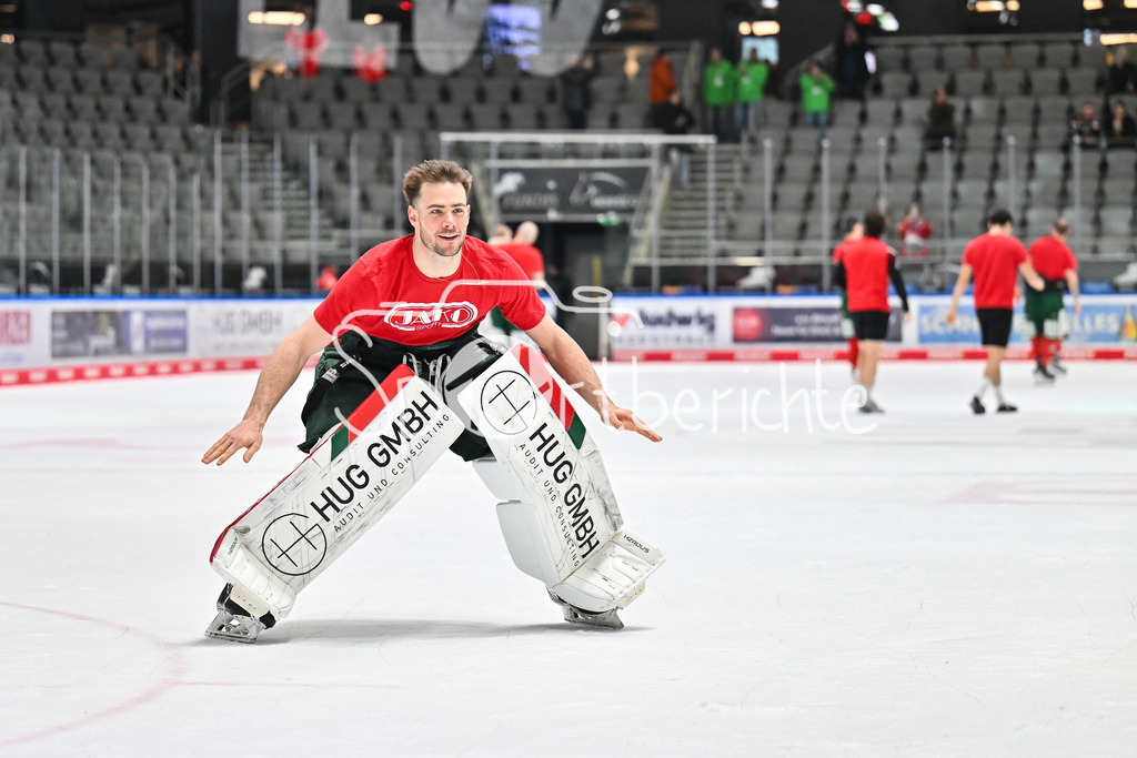 Augsburger Panther - Eisbären Berlin | AUGSBURG, GERMANY - 27. JANUARY: die Mannschaft der Panther feiert zusammen mit den Fans den 2-1 Heimsieg gegen Berlin nach dem Match zwischen den Augsburger Panthern und den Fischtown Pinguins am 43. Spieltag der Penny DEL im Curt Frenzel Stadion - Peyton JONES (Augsburger Panther 41)