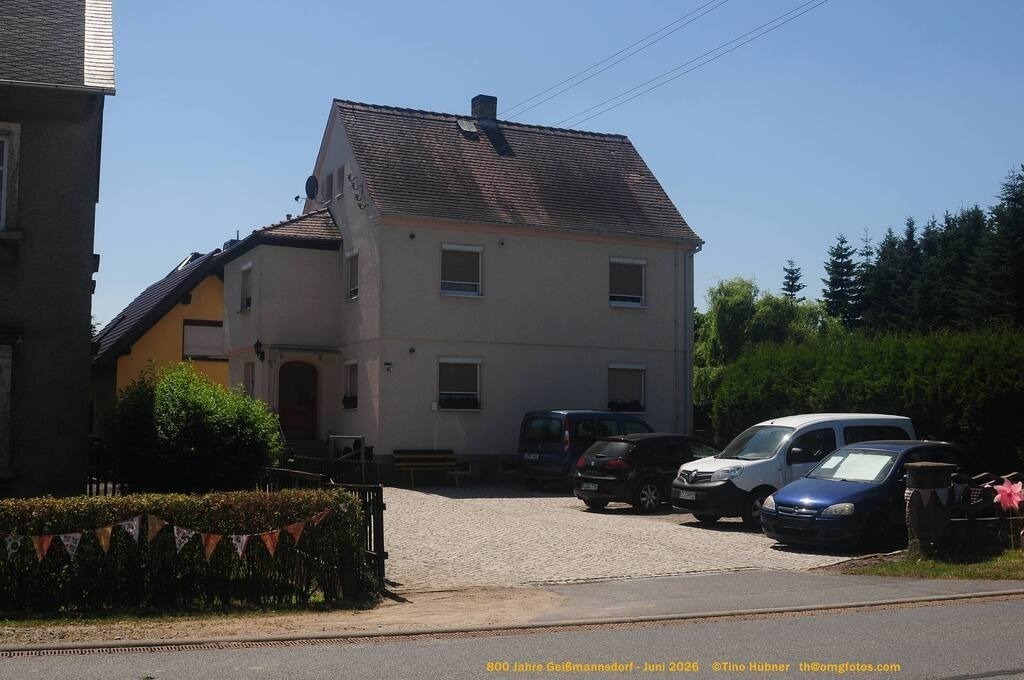 Geißmannsdorf-2026-Ortsbilder-455 | Geißmannsdorf bei Bischofswerda im Sommer 2026. Ein fotografischer Streifzug durch das Dorf Geißmannsdorf, mit Gebäuden, Straßen, Strohpuppen und geschmückten Vorgärten und Grundstücken anlässlich der 800-Jahr-Feier von Geißmannsdorf im Juni 2026 - Realisiert mit Pictrs.com