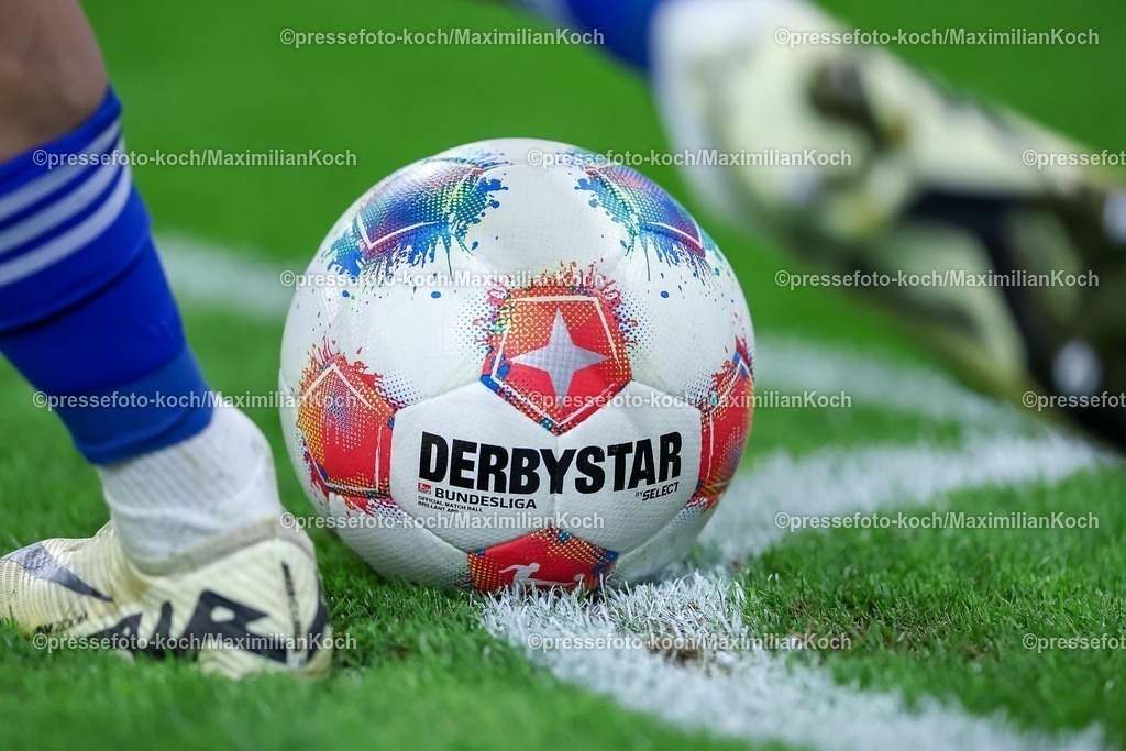 S0413092501146 | 13.09.2025, Fußball, FC Schalke 04 - Holstein Kiel, 5.Spieltag, 2. Fußball Bundesliga, Veltins-Arena Gelsenkirchen, Saison 2025 2026: Offizieller Spielball liegt auf dem Rasen beim Eckball Schriftzug Derbystar Select DFB regulations prohibit any use of photographs as image sequences and or quasi-video.