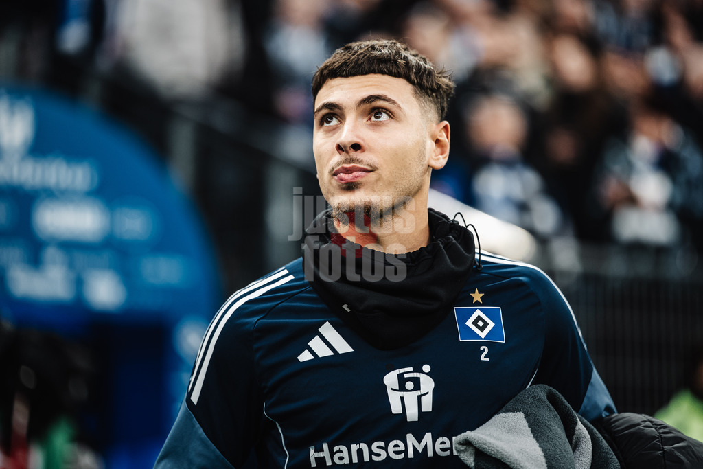 Fußball | Männer | Saison 2025/2026 | 1. Fußball-Bundesliga | 13. Spieltag | Hamburger SV vs. SV Werder Bremen | 07.12.2025 | William Mikelbrencis (#2, HSV) auf dem Weg zur Bank