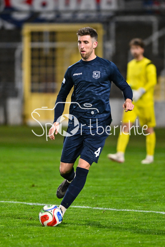 FC Bayern Amateure - SpVgg Unterhaching | MÜNCHEN, DEUTSCHLAND - 24. FEBRUAR: am Ball Alexander WINKLER (SpVgg Unterhaching 4) / Einzelfoto / Freisteller während dem Spiel zwischen den Amateuren des FC Bayern München und der SpVgg Unterhaching am 25. Spieltag der Regionalliga Bayern im Grünwalder Stadion