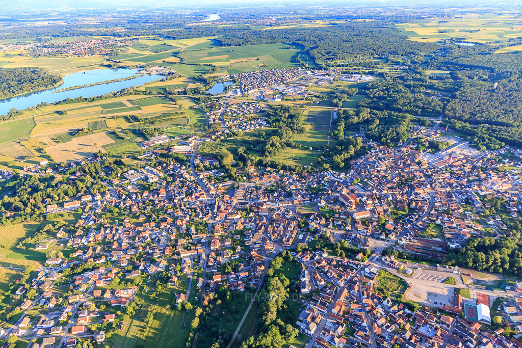 Luftbild: Ortsübersicht aus Nordwesten in Soufflenheim im Bundesland Bas-Rhin in Frankreich. – Foto: IMG_115511.jpg vom 16.06.2019 durch Werner Riehm/FLY-FOTO.de – Auflösung des Originals: 5253 x 3502 px