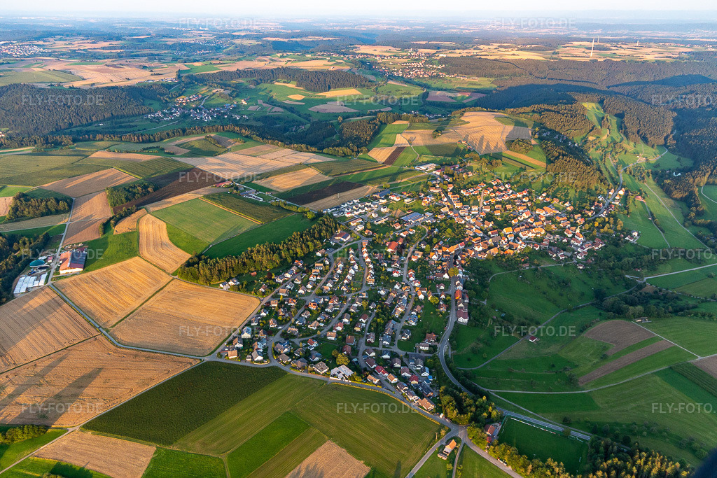 Luftbild: Ortsansicht am Rande von landwirtschaftlichen Feldern und Nutzflächen in Wittendorf im Schwarzwald im Ortsteil Wittendorf in Loßburg im Bundesland Baden-Württemberg in Deutschland. Foto: IMG_128610.jpg vom 25.08.2021 durch Werner Riehm/FLY-FOTO.de