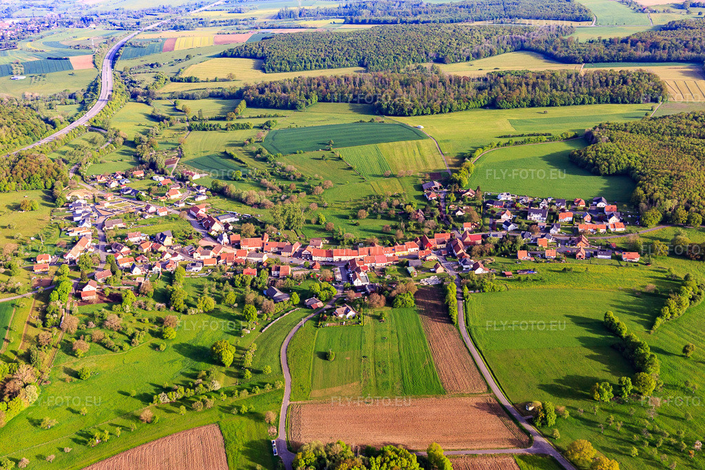 Vue aérienne: Vue de la ville depuis le sud-est à Rimsdorf dans le département Bas Rhin, France – .Photo: IMG_140636.jpg prise le 01/05/2024 par Werner Riehm/FLY-FOTO.eu – Résolution de l'original: 5472 x 3648 px